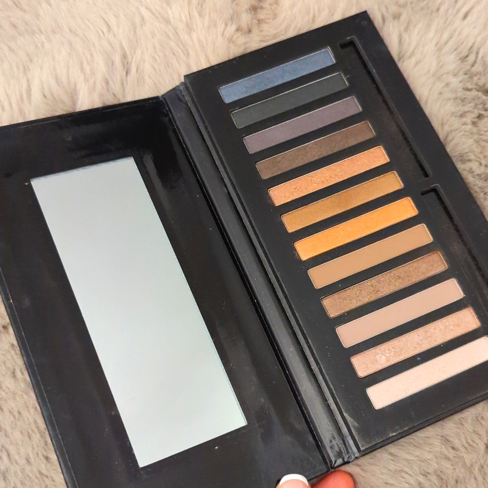 Eyeshadow - Picture 2 of 2